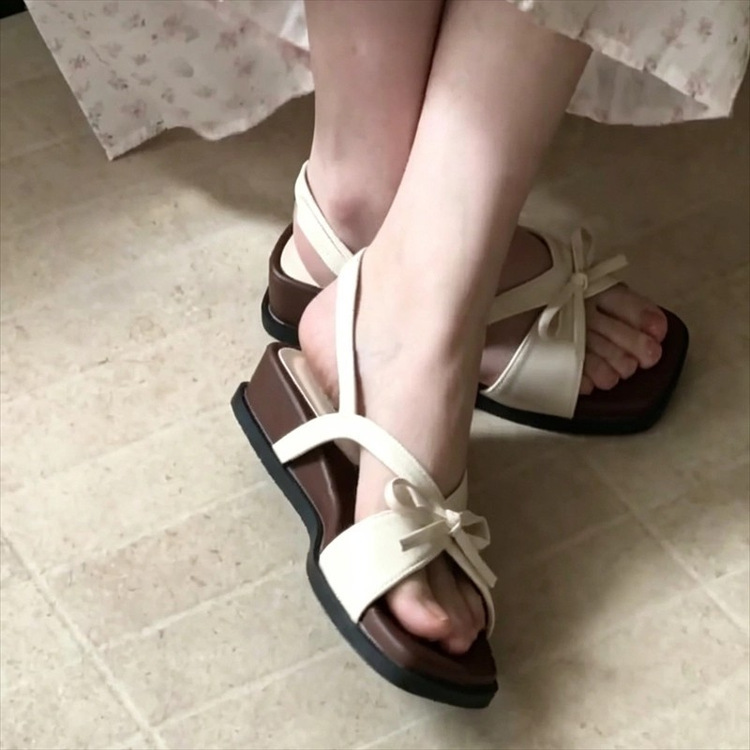 Sandalias de tacón grueso con una sola palabra francesa para mujeres 06 nueva ropa exterior de verano con falda de dedos descubiertos sandalias romanas