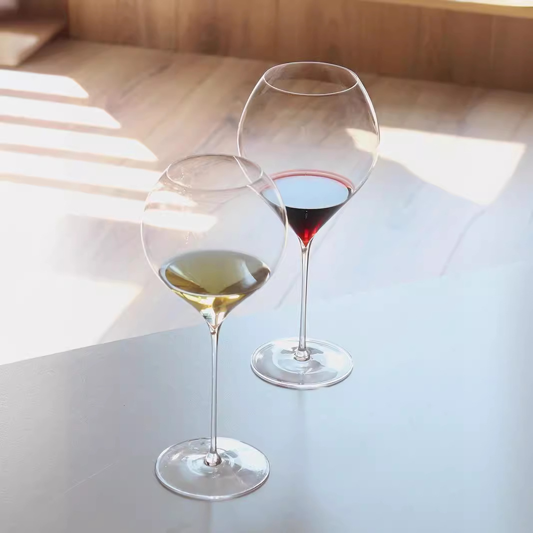 Una copa de vino blanco llena de alta sensación de champán burbujeante también es muy adecuada, varilla ultra delgada y transparente