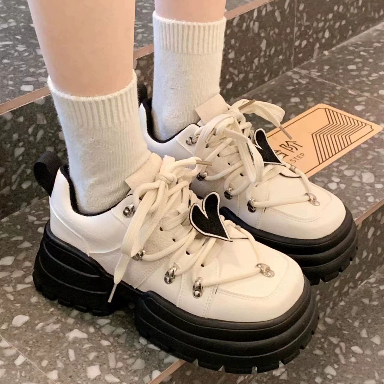 Нишевые женские туфли Весна и Осень 2024 Новый модный маленький человек, дикие туфли с толстой подошвой, женские трендовые кроссовки