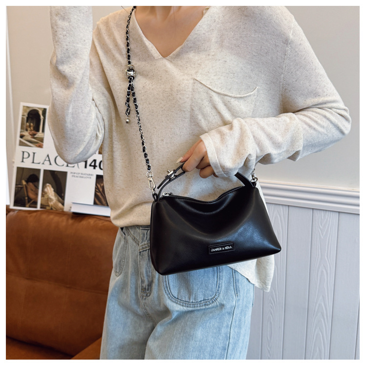 A stylish and elegant hand-held small square bag for women in the summer of 2025, featuring an Instagram-chic and high-end single-shoulder crossbody women's bag undefined
