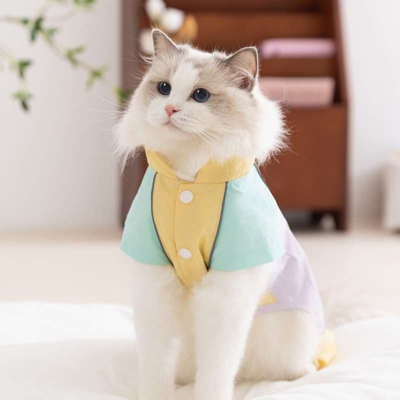 Chaqueta de cuatro patas con costuras de dopamina de color de contraste de primavera y verano para gatos, ropa fina transpirable para gatos, ropa de protección solar para perros