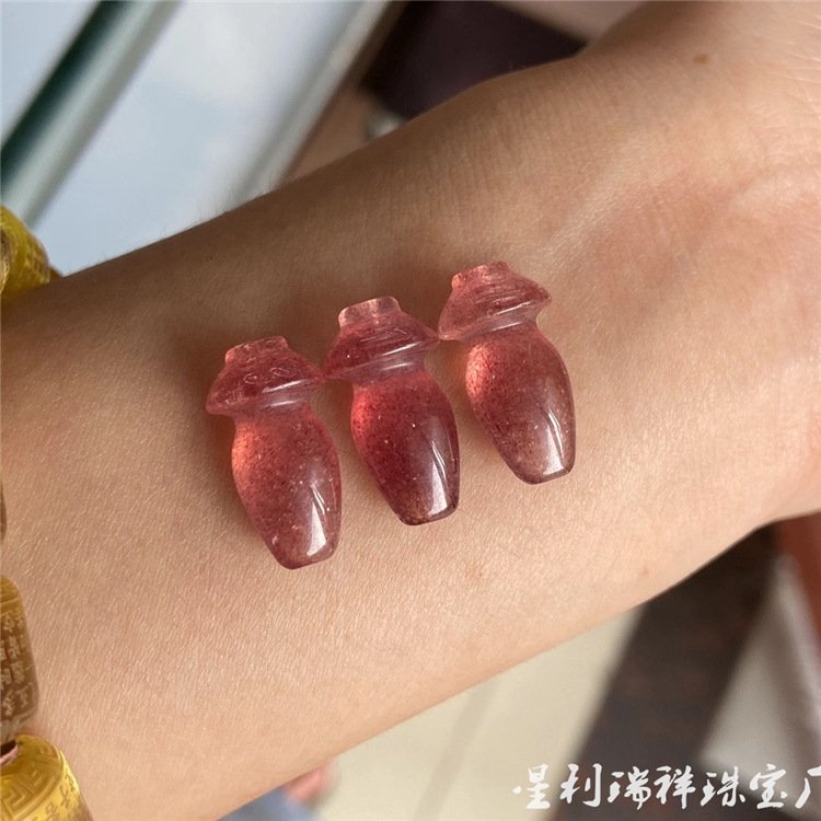 水晶批发天然红草莓晶旗袍小雕刻件晶石diy项链手串挂坠厂家批发