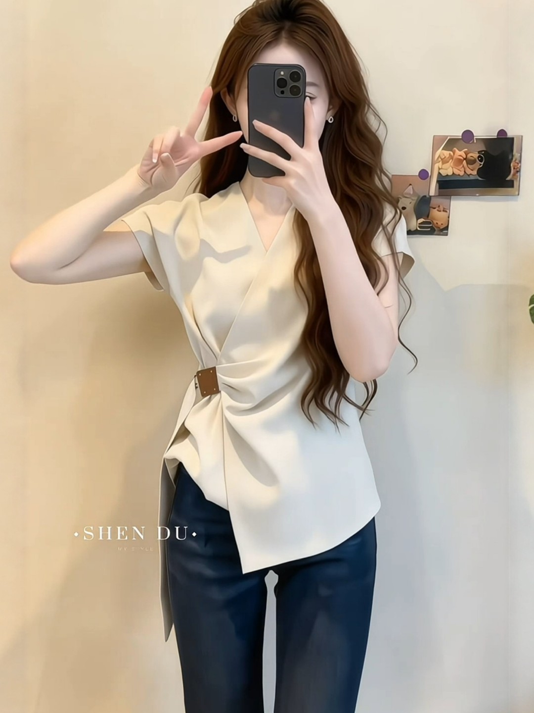 Áo thun nữ cổ V tay ngắn phong cách Pháp, thiết kế eo thon gọn, tay lửng bất đối xứng — màu mơ