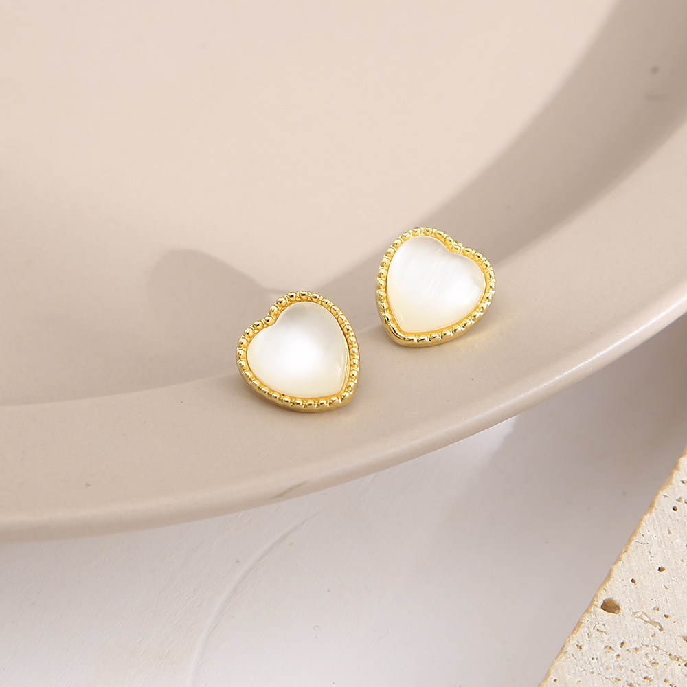 Retro Fashion Elegant White Heart Small Stud Earrings Women display picture 3