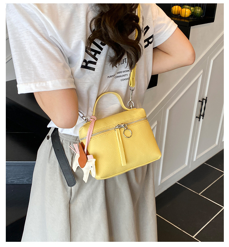 This year's popular simple hand-held small bag for women, the 2025 new women's single-shoulder bag, is elegant and fashionable, a crossbody small bag full figure