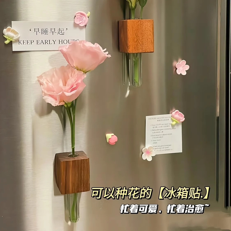 冷蔵庫は花瓶を貼っています。|undefined