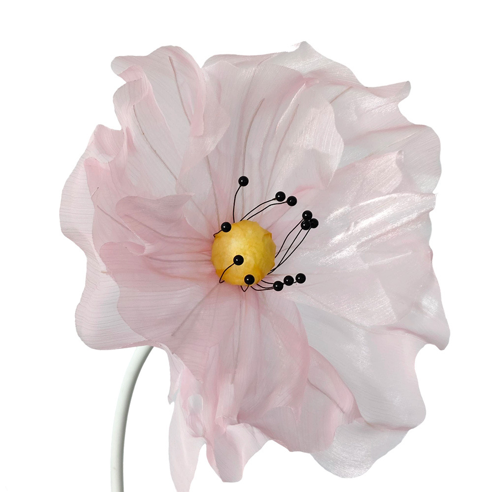 Flores hechas a mano de tela de seda perlada del centro comercial del hotel atrio escénico diseño fotográfico decoración de tarjetas de perforación al aire libre