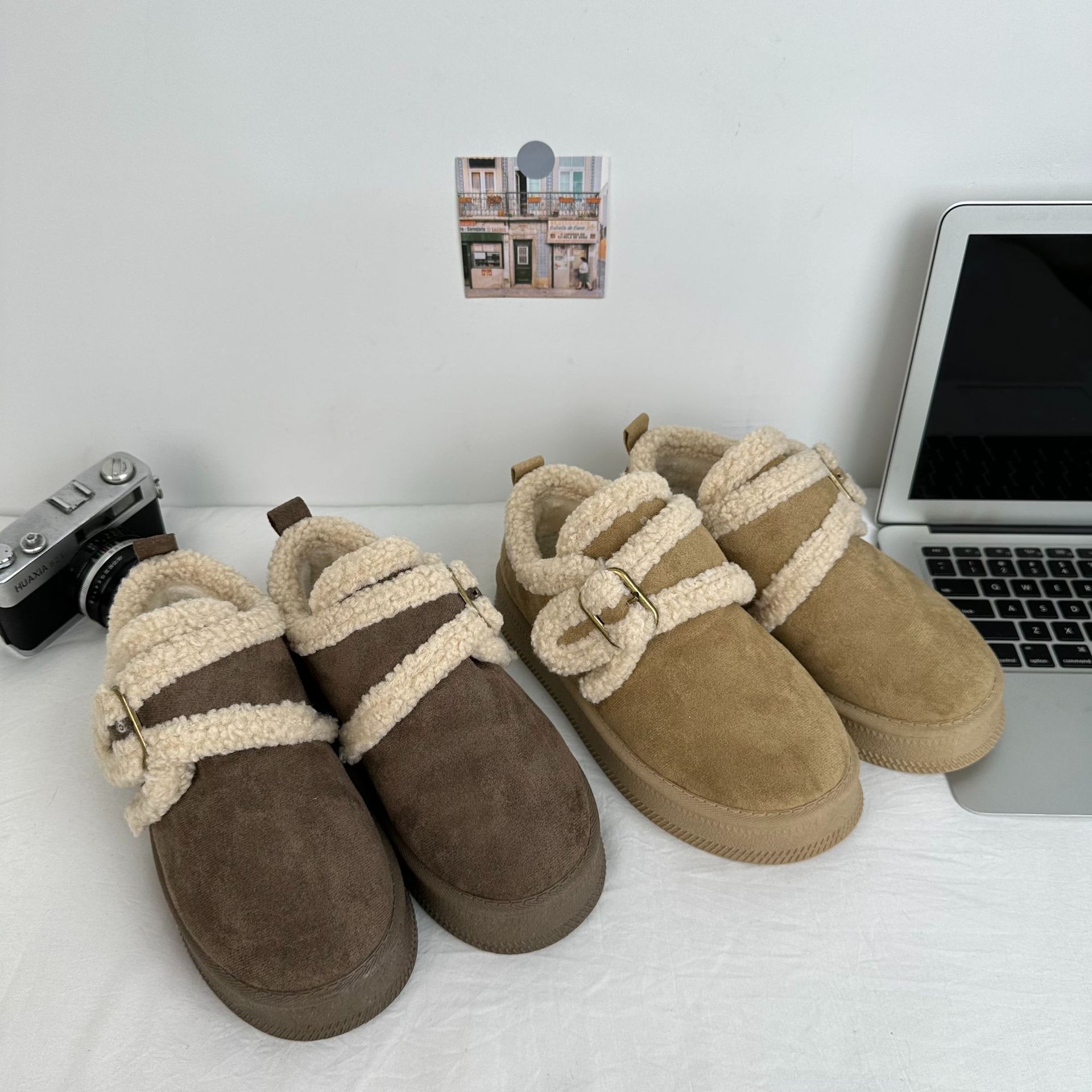 Zapatos de algodón de invierno de onda lejana para alumnas ropa exterior casual más zapatos de mujer de terciopelo 2024 nuevas zapatillas de nieve coreanas de tubo bajo en nombre del cabello image 1