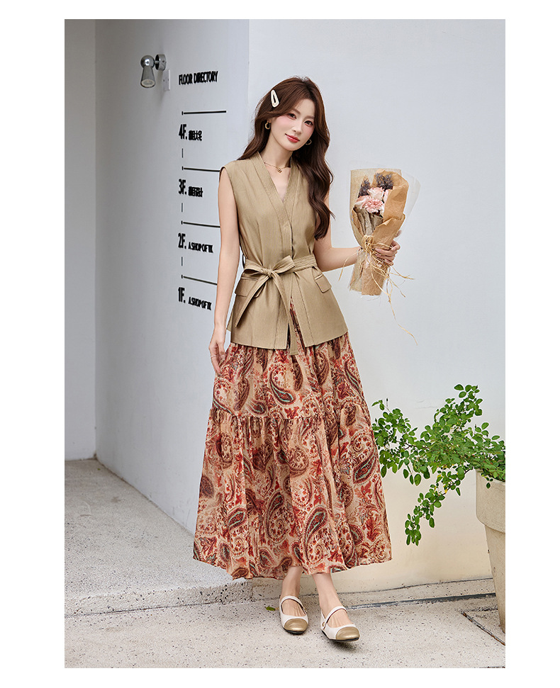 Bộ váy hai mảnh gồm áo vest không tay cổ V và chân váy midi họa tiết hoa, phong cách kỳ nghỉ — màu trắng, màu kaki, màu cà phê chi tiết 31