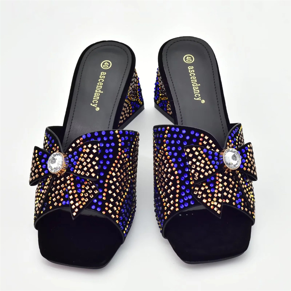 Vintage strasszokkal díszített női magassarkú cipő hozzáillő clutch stílusú vacsorához való öltönnyel_voghion.com