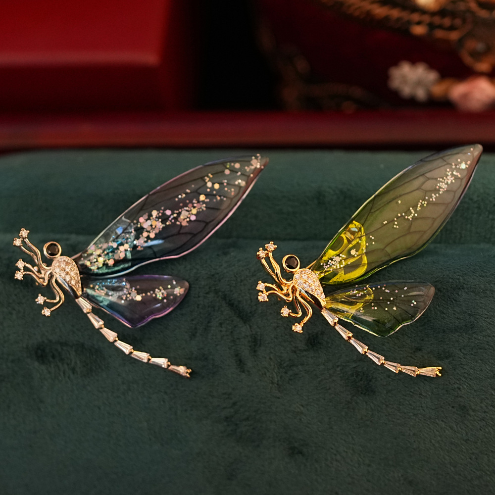 Spilla libellula, ottone placcato oro, micro zirconi intarsiati, pastorale due colori primavera, estate e autunno sul petto_voghion.com