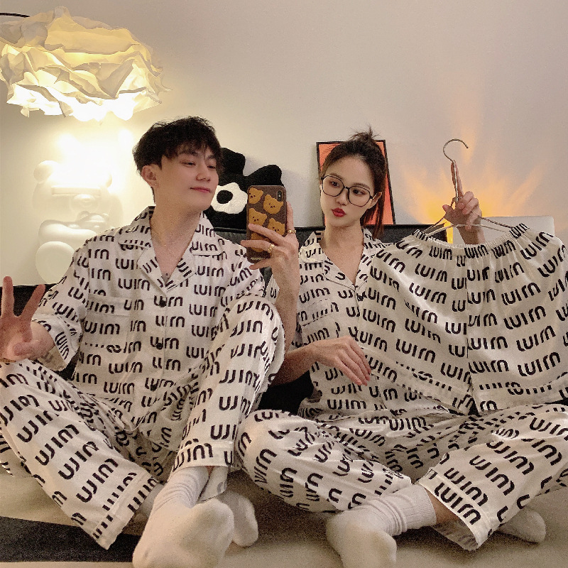 2024 nuevo pijama de pareja para hombres y mujeres de verano de seda de manga corta pantalones cortos de tres piezas ropa de seda de verano