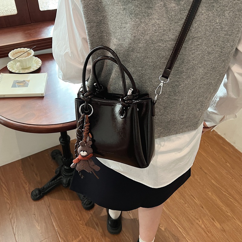 定制水桶包油蜡皮复古美拉德风百搭斜挎包通勤百搭大容量PU包包