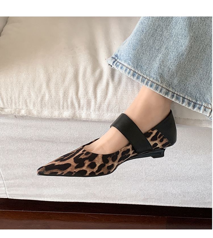 Giày cao gót đế xuồng mũi nhọn họa tiết báo đốm đính ngọc trai phong cách retro — in da báo, đen chi tiết 9