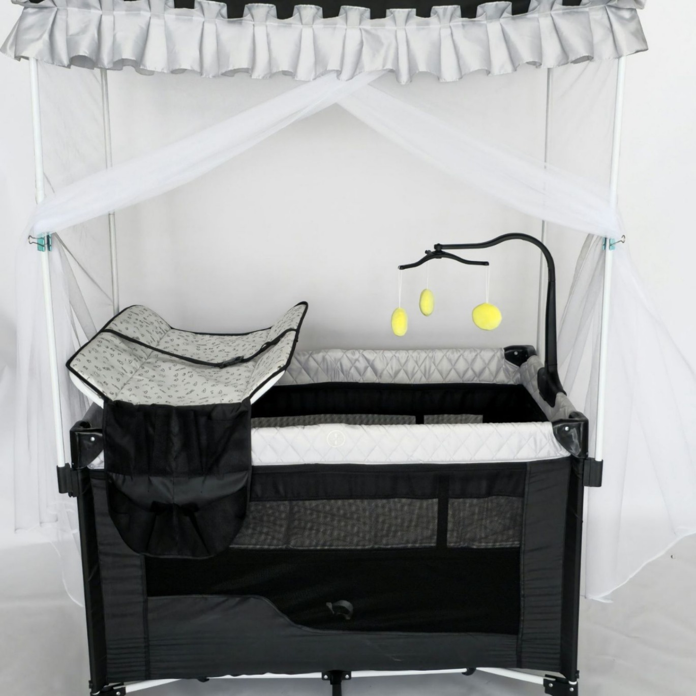 Cama de juegos para bebés con ruedas, mosquiteros de palacio con agujeros de juguete, mesa de pañales, estante de juguetes plegable