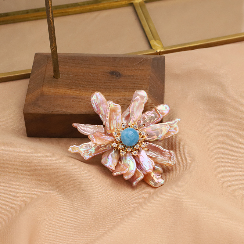 Broche de perlas naturales con borlas de bambú marino y flores, moda de alta gama, redondo y exquisito, broche de perlas estilo Chanel de alta calidad para mujer.