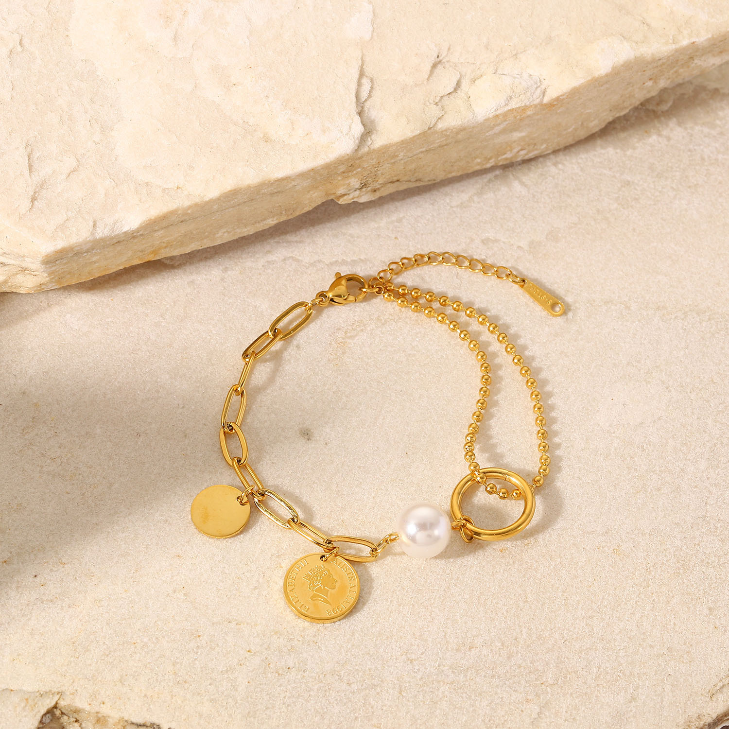 Retro Stil Edelstahl 18k Gold Überzogene Elizabeth Münze Anhänger Perle Ball Bead Kette Nähen Armband display picture 1