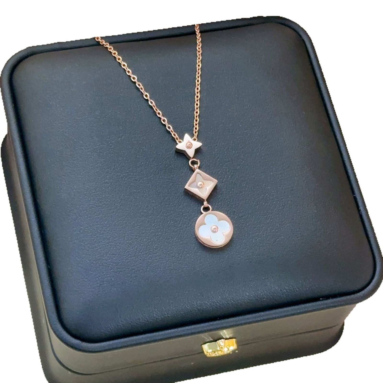 Nuevo acero de titanio en caliente blanco concha de cuatro hojas collar de hierba para mujeres ins estilo universal nicho 18K oro no se desvanece joyería