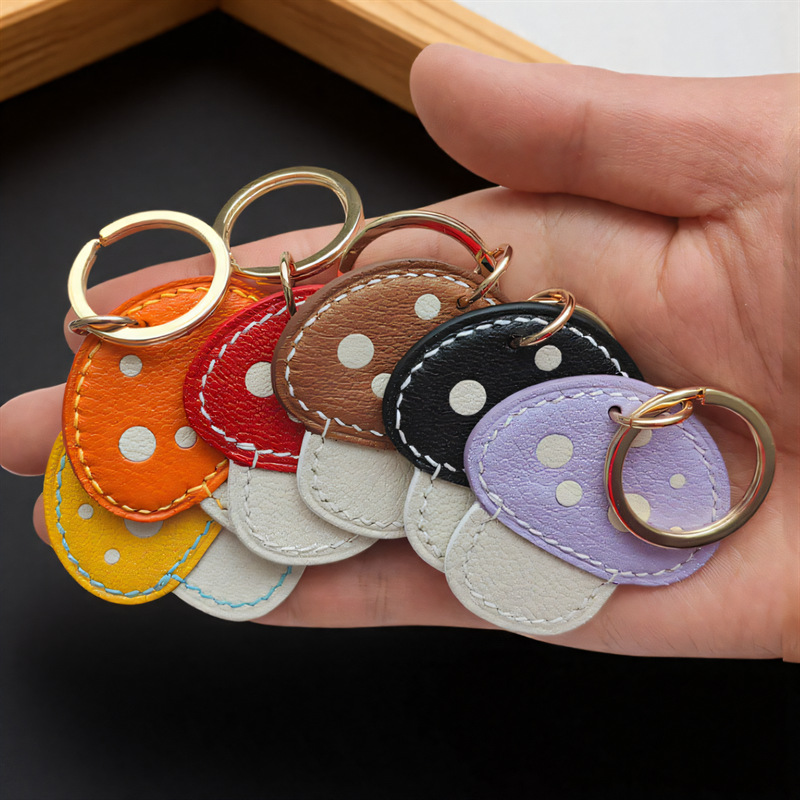 12g Weight Slip-on Clasp Closure Type Keychain Classification 1 Piece Quantity Daily Occasion Pu Leather, Metal Material Mushroom Pattern Unisex Gender Cute Style Cute Mushroom Pu Leather Metal Unisex Slip-on Keychain 无