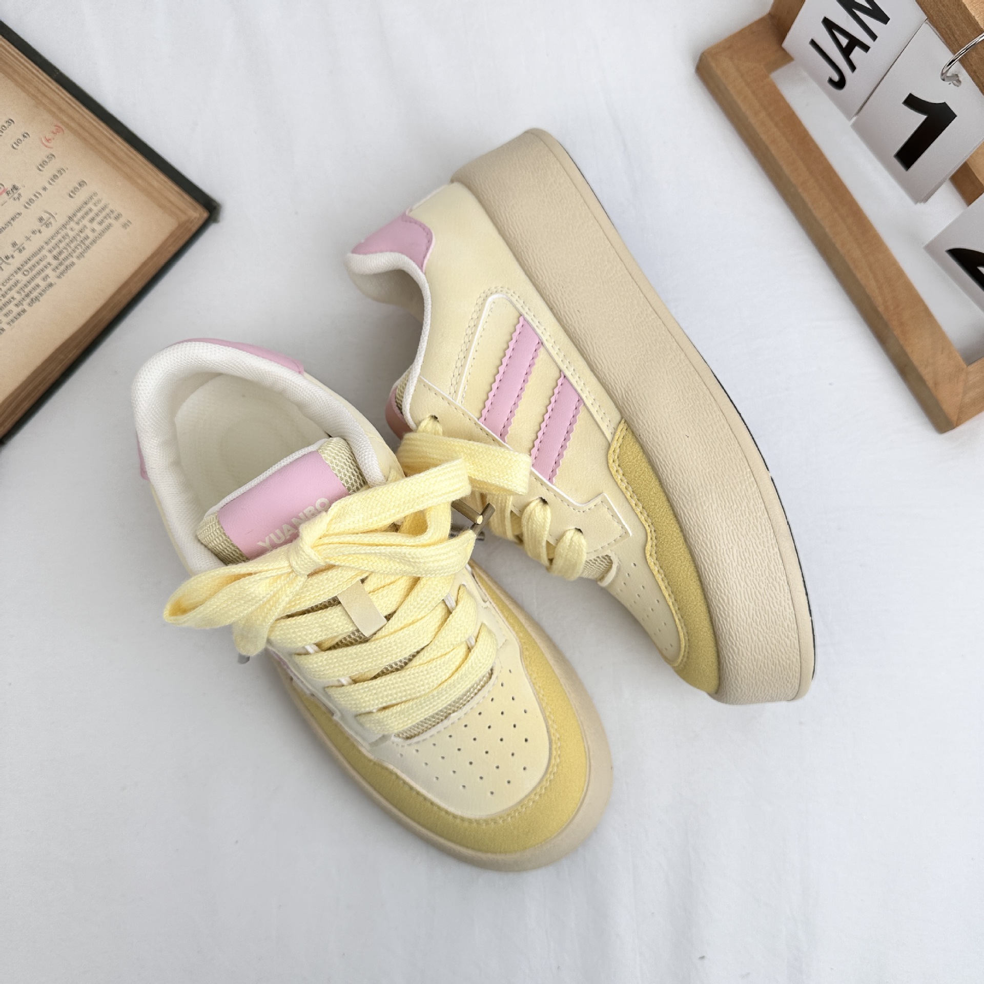 Zapatillas de todo fósforo de suela gruesa de onda lejana para estudiantes versión coreana de zapatos blancos Harajuku 2025 primavera nueva tendencia zapatos de lona en nombre del cabello