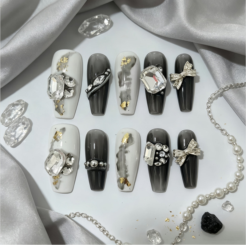 Stacked diamond glitter, translucent black gold foil, minimalist luxury nail art, short, pure handmade finished nails, directly from the source factory Stacked diamond glitter, translucent black gold foil, minimalist luxury nail art, short, pure handmade finished nails, directly from the source factory