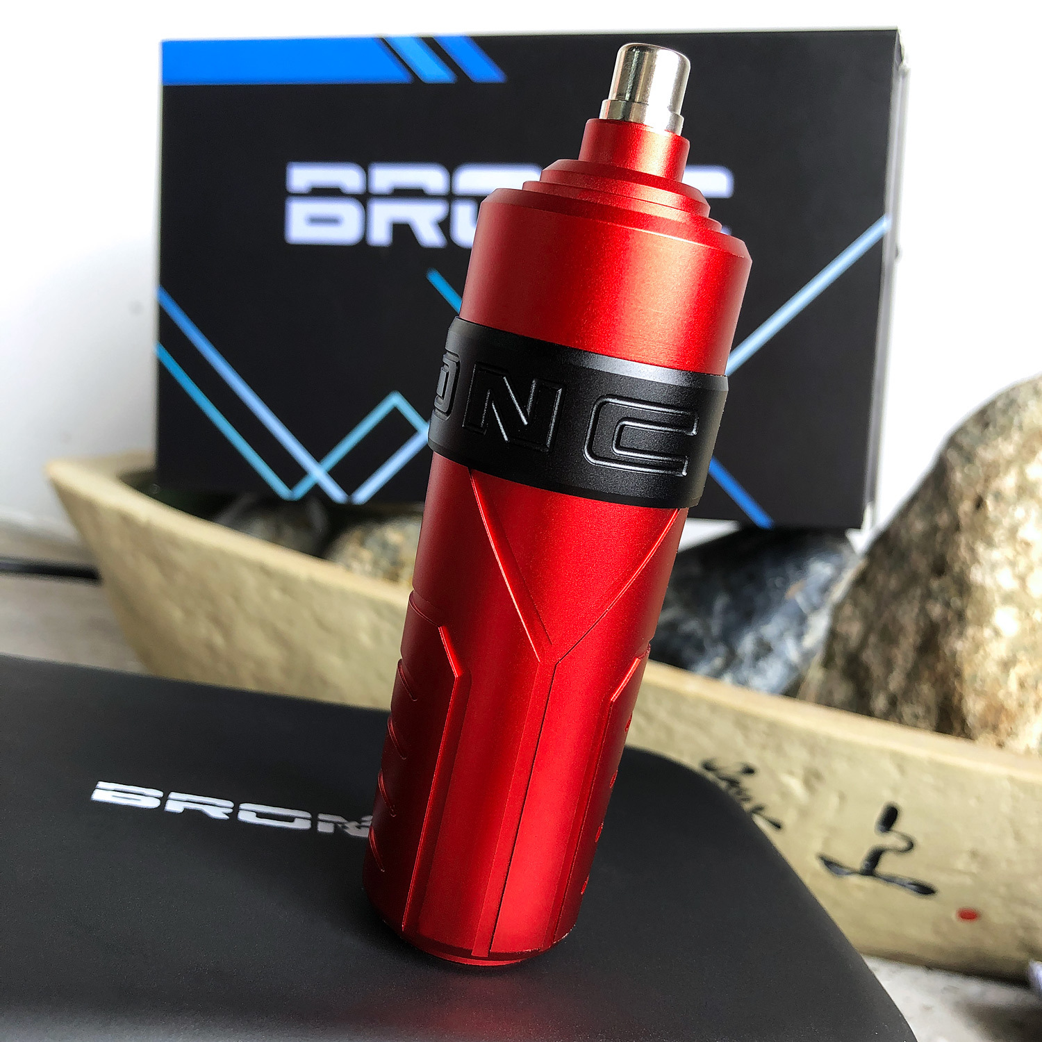BRONC's new wireless high-torque tattoo machine is available for tattoo artists and beauty salons, and comes in multiple colors.