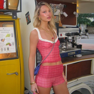 欧美风女装2025春季新款拼接撞色木耳边小背心上衣紧身短裤套装