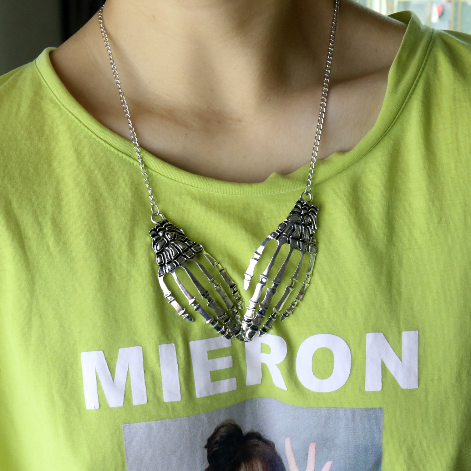 Collier halloween main squelette style gothique punk metal_voghion.com
