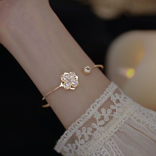 Rotating Diamond Clover Leaf Bracelet for Women - Unique Ins Design, High-End, Gentle, Friend-Friendly, Influencer Style, Rotatable Bracelet | Trendy