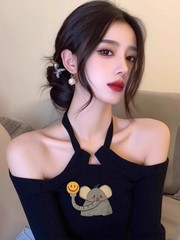 2025巨美黑色镂空挂脖小飞象露肩长袖T恤女新款早秋季设计感上衣