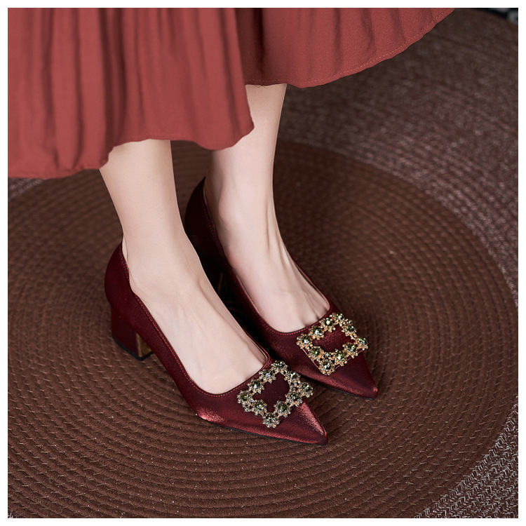 YY-17 Thick Heel Mom Wedding Cheongsam Shoes Silks and Satins Red Wedding Banquet Mid-heel Shoes Not Tiring Feet Large Size Fat Feet Wide Fat YY-17 Thick Heel Mom Wedding Cheongsam Shoes Silks and Satins Red Wedding Banquet Mid-heel Shoes Not Tiring Feet Large Size Fat Feet Wide Fat