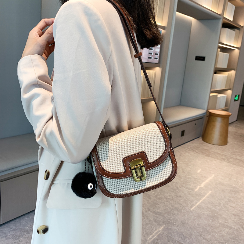 Damen 2024 Neue Koreanische Ausgabe Kleine Stand Kontrast Canvas Satteltasche Mode Trendy Umhängetasche_voghion.com