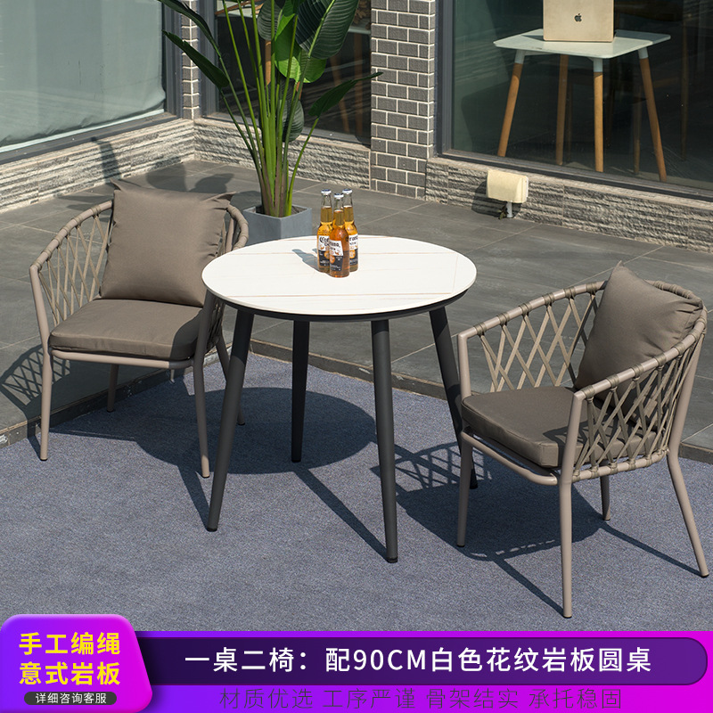 Conjunto de mesa y sillas para exteriores, mesa y sillas de comedor de ratán para patio de villa, conjunto de tres piezas de silla de ratán para balcón nórdico, muebles sencillos, material de ratán.