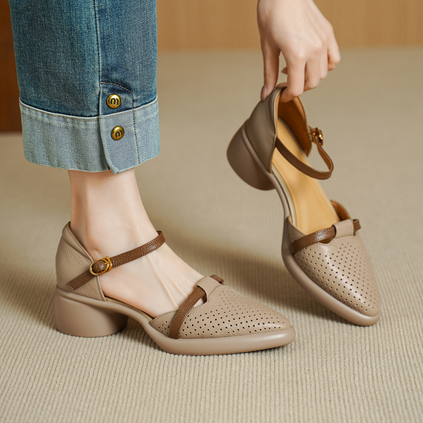 Sandal nữ quai ngang da dê mũi tròn gót vuông cao 9 cm — màu trắng ngà