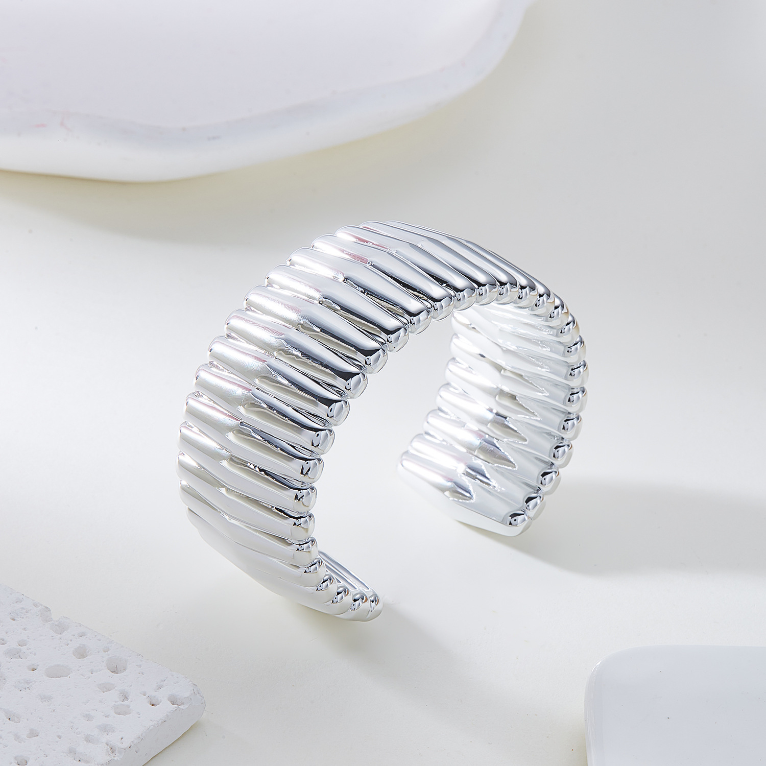 Europa y los Estados Unidos nuevo viento frío personalidad arco pulsera multifuncional irregular pliegue acrílico brazalete abierto al por mayor