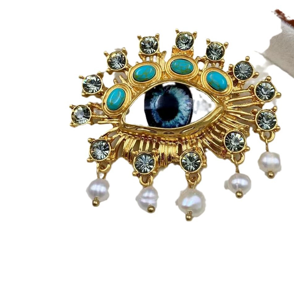 Middle -aged vintage freshwater pearl demon eyes brooch in the middle of the ancient Xia Pali Personal exaggerated pearl brooch