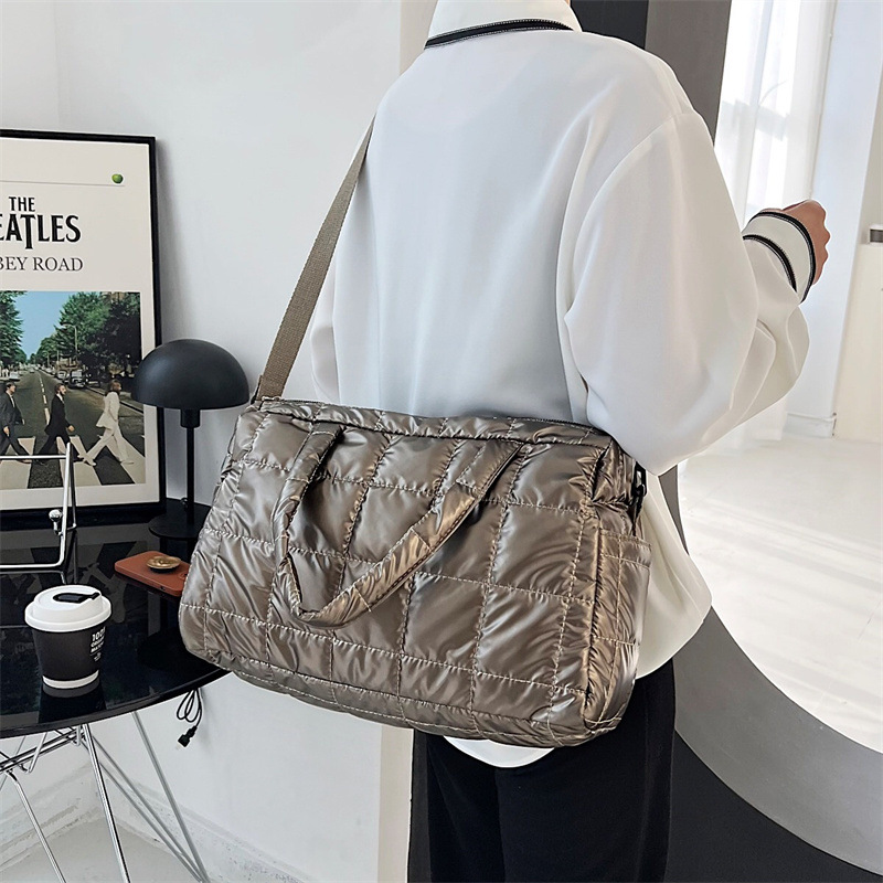 Nuevo otoño / invierno 2024 bolso de mujer de gran capacidad bolso de algodón espacial bolso ligero bolso de hombro de mujer bolso Ometo