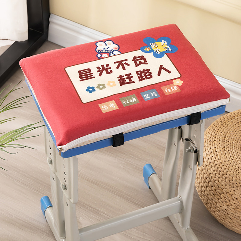 小学生の座布団教室専用の椅子マットは長く座っています。|undefined