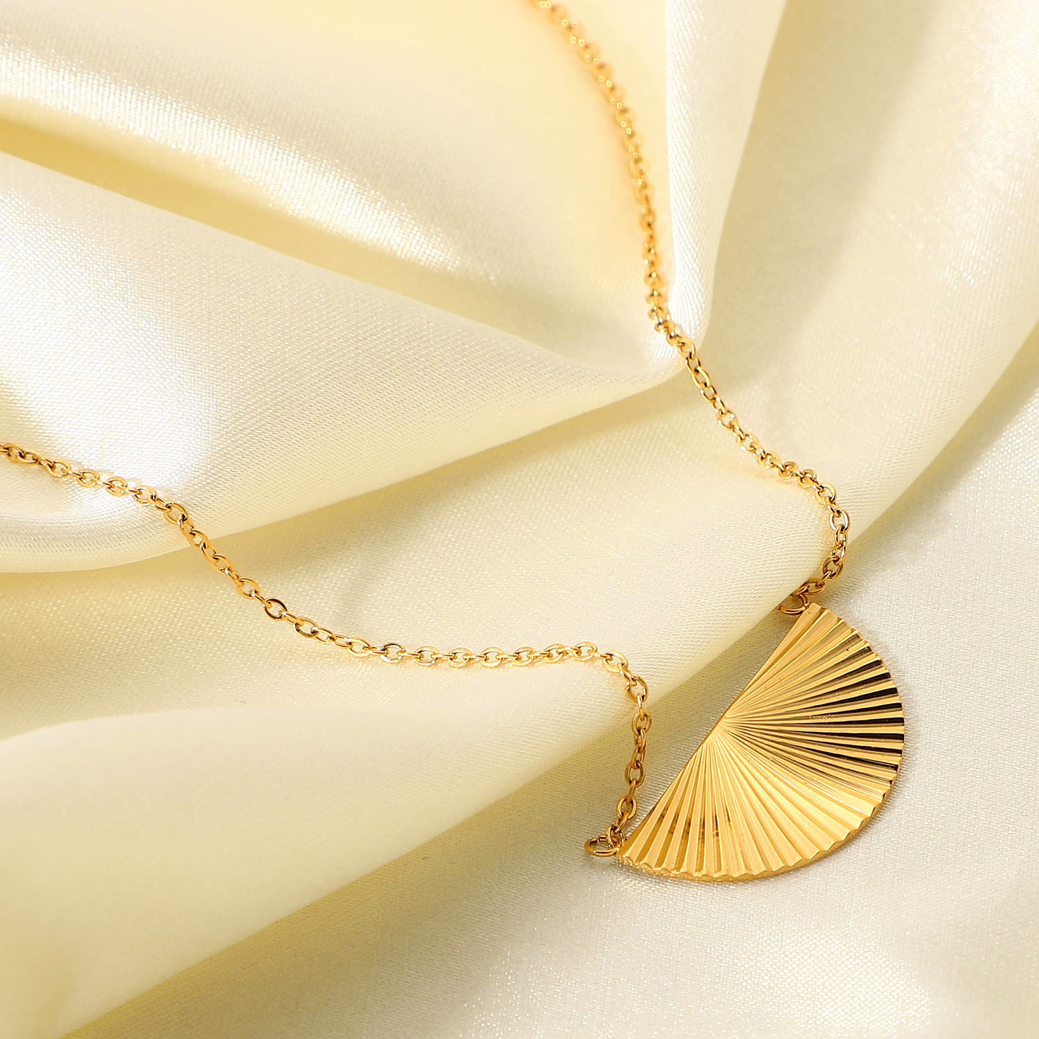 New 18k Gold-plated Stainless Steel Necklace Golden Fan-shaped Split Flower Pendant Necklace Jewelry display picture 2