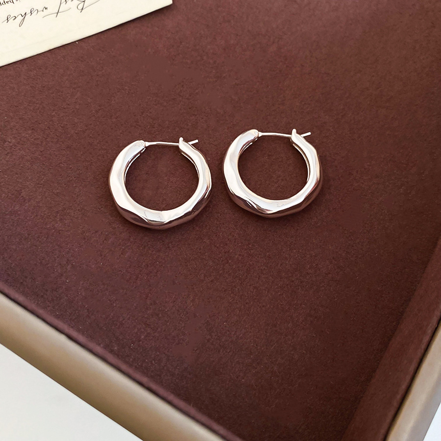 Oro real electrochapado aguja de plata simple ins pendientes estilo frío nicho pendientes de alto grado de cercanías pendientes de moda versátiles