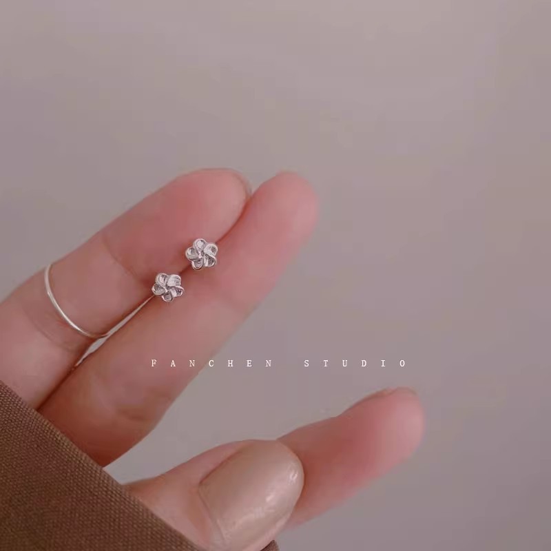 Pendientes de aro lisos para mujer, lujo ligero, pendientes de alta gama, pendientes populares, aretes de diseño exclusivo, aretes de otoño e invierno al por mayor