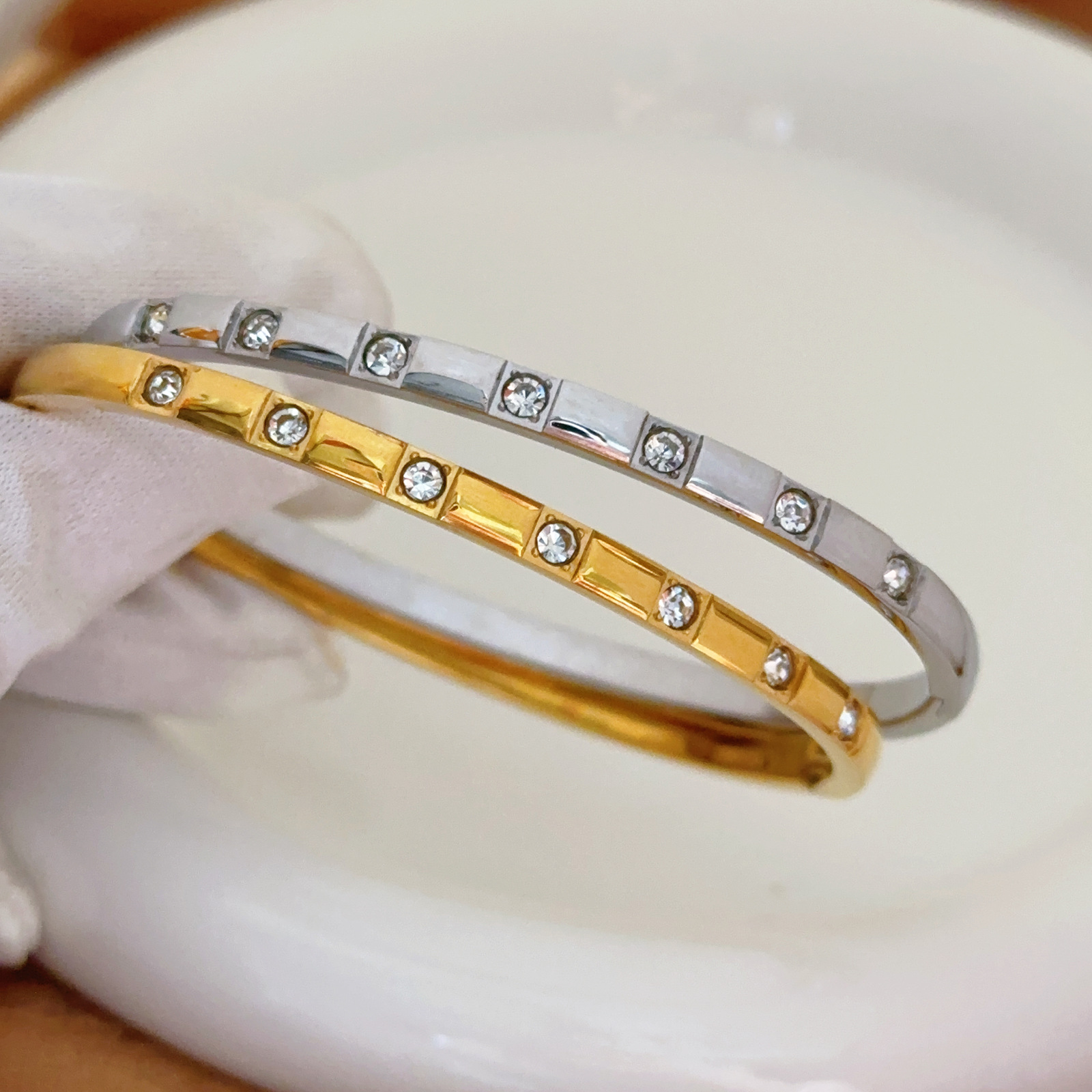Diseño de nicho de lujo ligero Pulsera de diamantes de medio círculo de sentido avanzado Temperamento Pulsera de acero de titanio de moda simple y versátil Gypsophila