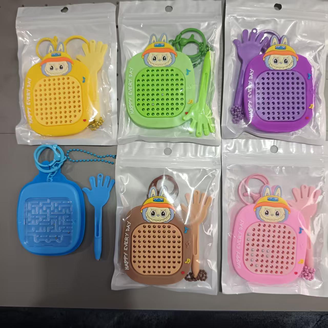 dibujos animados creativos bola de acero de atracción tablero de dibujo bolsas de llaves pequeño colgante descompresión tablero de dibujo magnético juguetes laberinto al por mayor