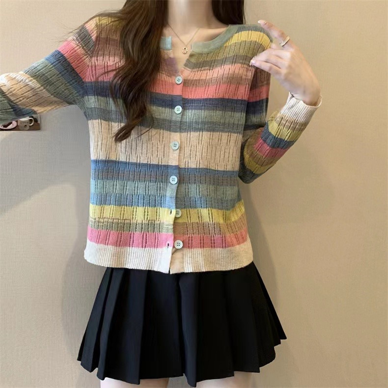 ドーパミン色のストライプのニットは秋にやせて見える長袖の透かし彫りで色のセーターの虹のカーディガンのゆったりしているコートにぶつかります。|undefined
