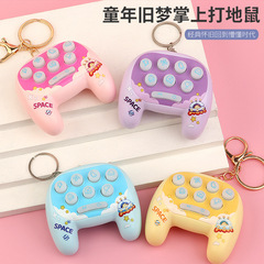 携帯用ゲーム機のアニメの取っ手を持っています。