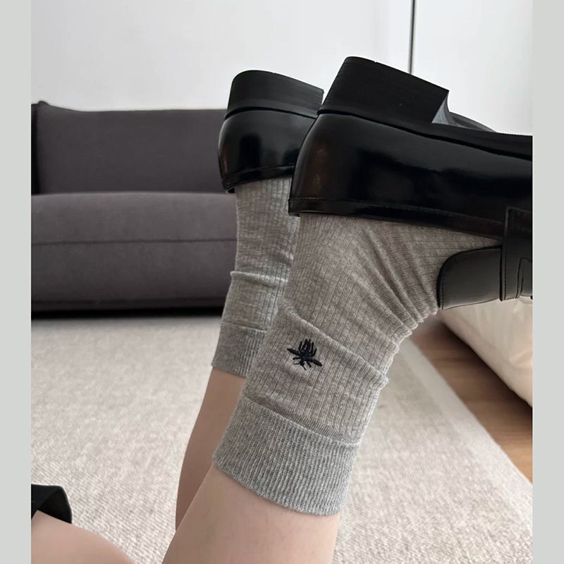 Trendy internet celebrity ins fashionable embroidered bee personality girl mid-calf pile socks British style