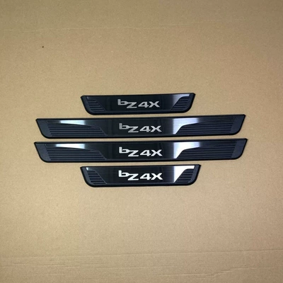 VELOZ exterior door – Dekorativ pedal başlıqları - bz4x-exterior-door-sill-strip-black-on-black-background