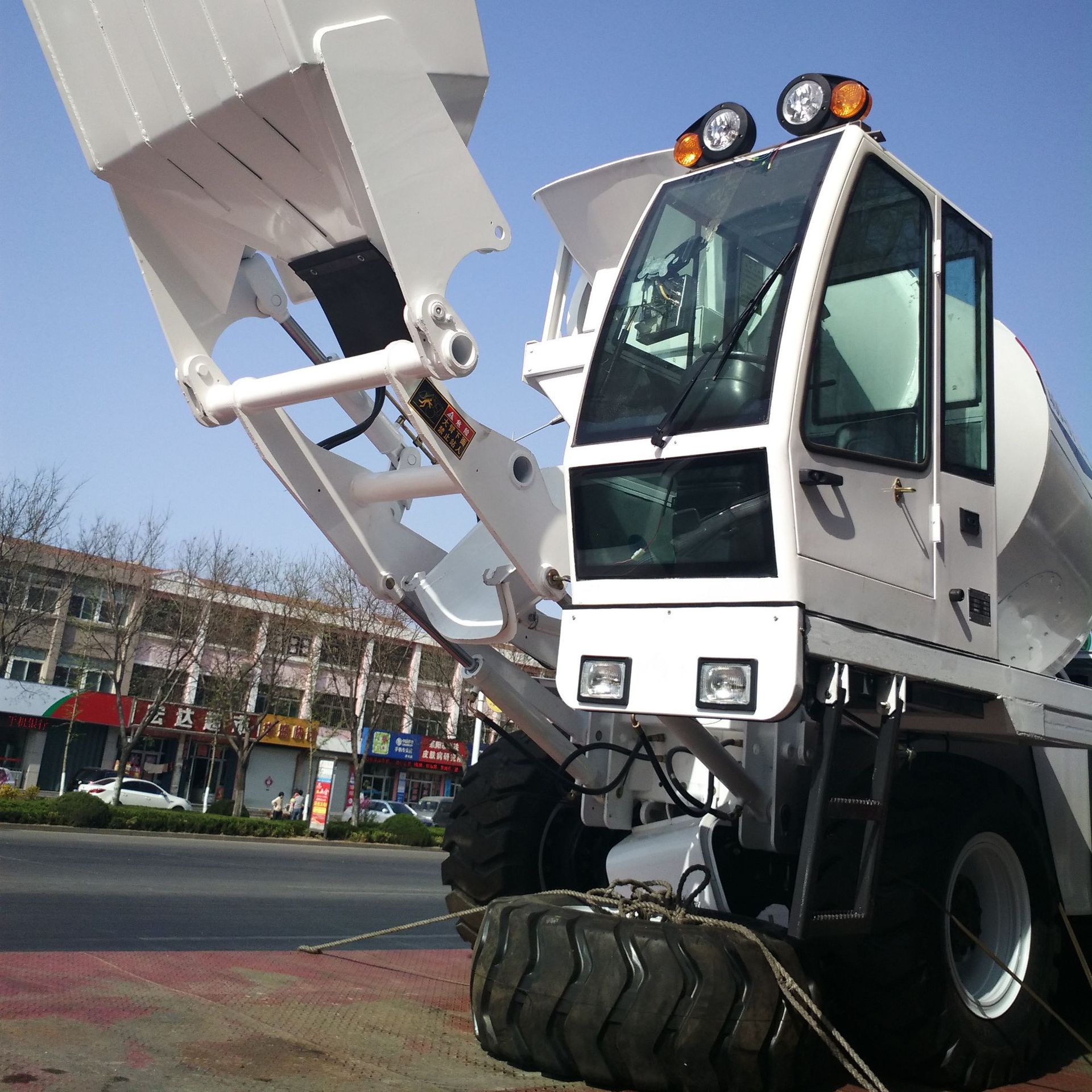 自上料搅拌车 水泥搅拌车 混凝土搅拌机带铲车 装载一体搅拌车