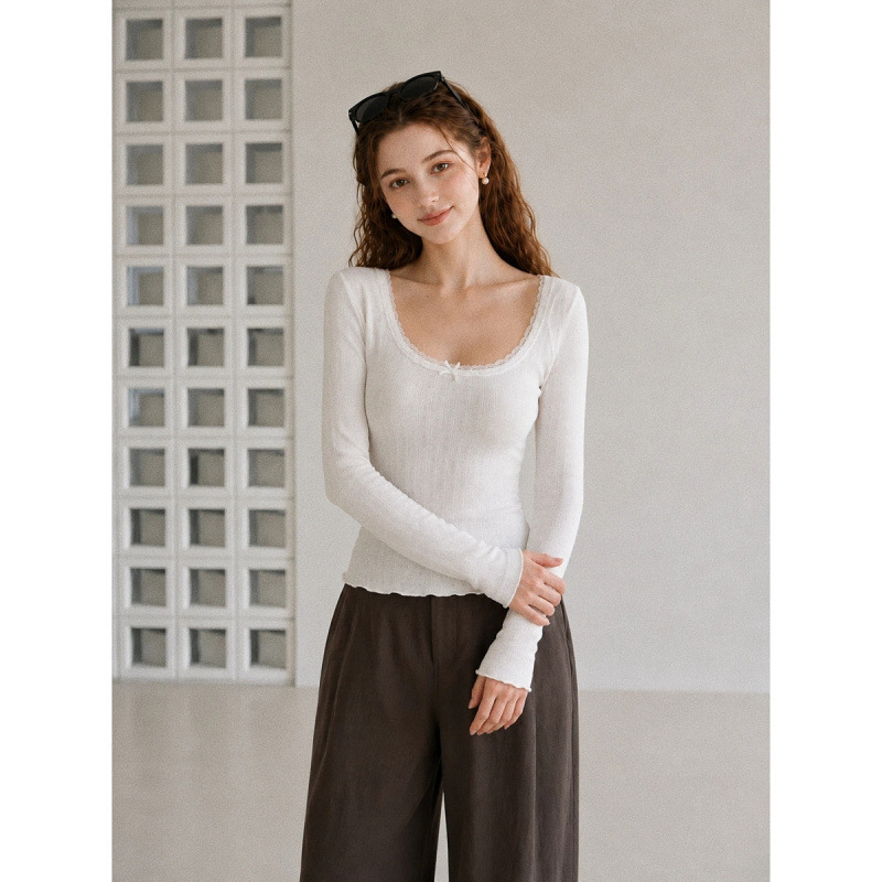 Korean-style sweet white lace-trimmed U-neck long-sleeve T-shirt for women, autumn collection, with a large neckline, regular shoulder fit, slimming effect, and suitable as a base layer Korean-style sweet white lace-trimmed U-neck long-sleeve T-shirt for women, autumn collection, with a large neckline, regular shoulder fit, slimming effect, and suitable as a base layer