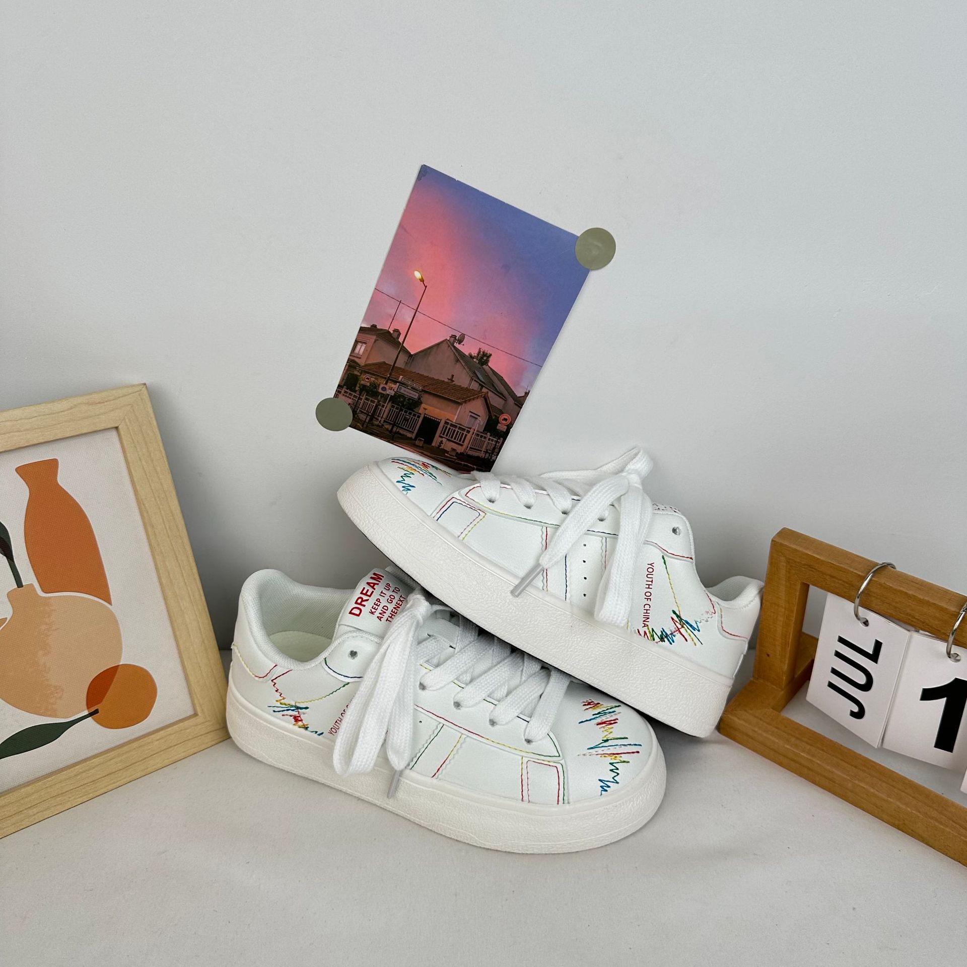 Yuanbo versión coreana de pequeños zapatos blancos zapatos de cuero para mujer zapatos de lona arco iris 2024 nuevos zapatos casuales de todo fósforo para el cabello